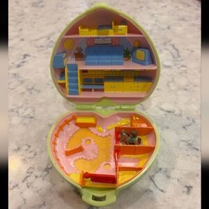 Vintage Bluebird 1989 Polly Pocket Pony Club Stable Green Heart with One Figure